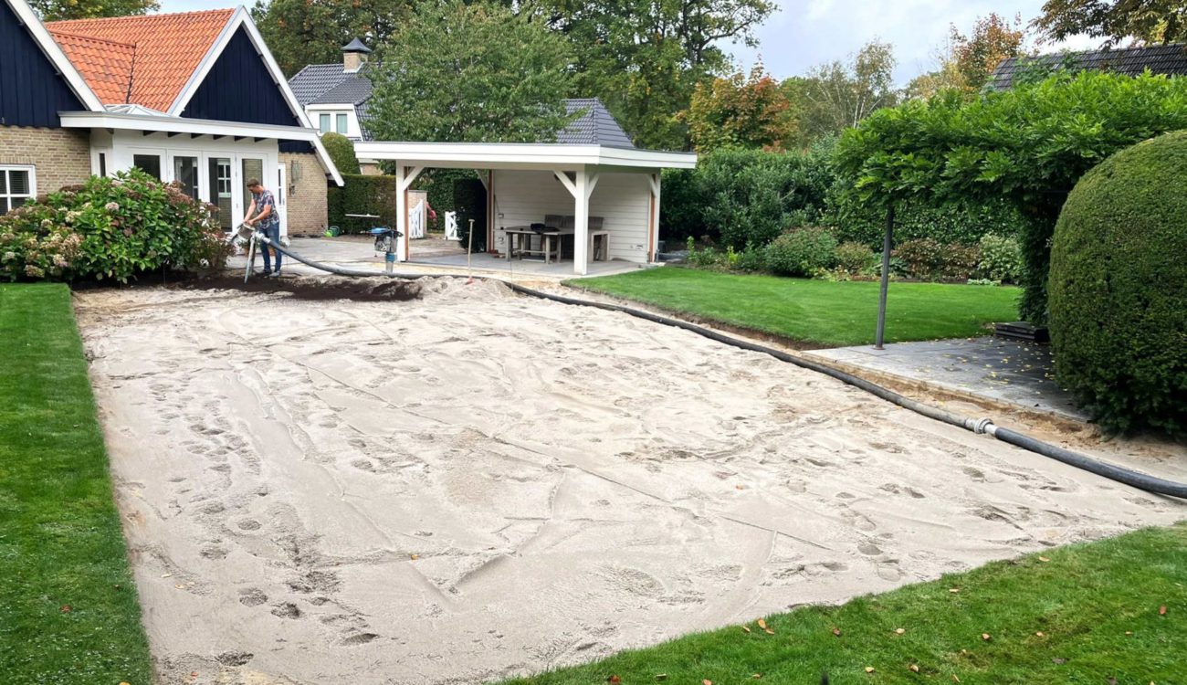 Dichtgooien zwembad met zand en substraat