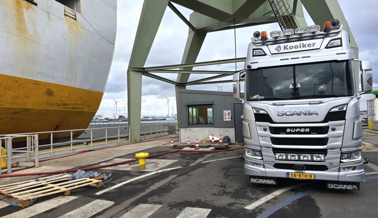 Dok schoonzuigen in haven Antwerpen