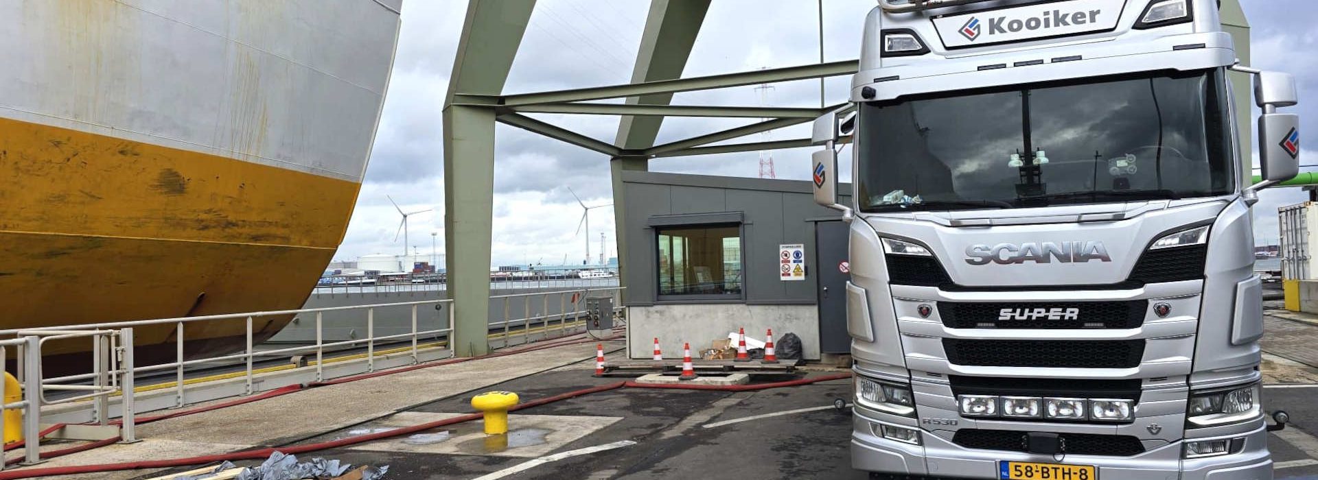 Dok schoonzuigen in haven Antwerpen