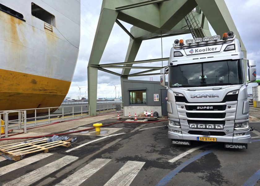 Dok schoonzuigen in haven Antwerpen