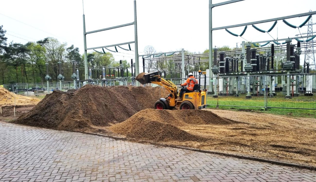 Grind verwijderen voor proefsleuf onderstation