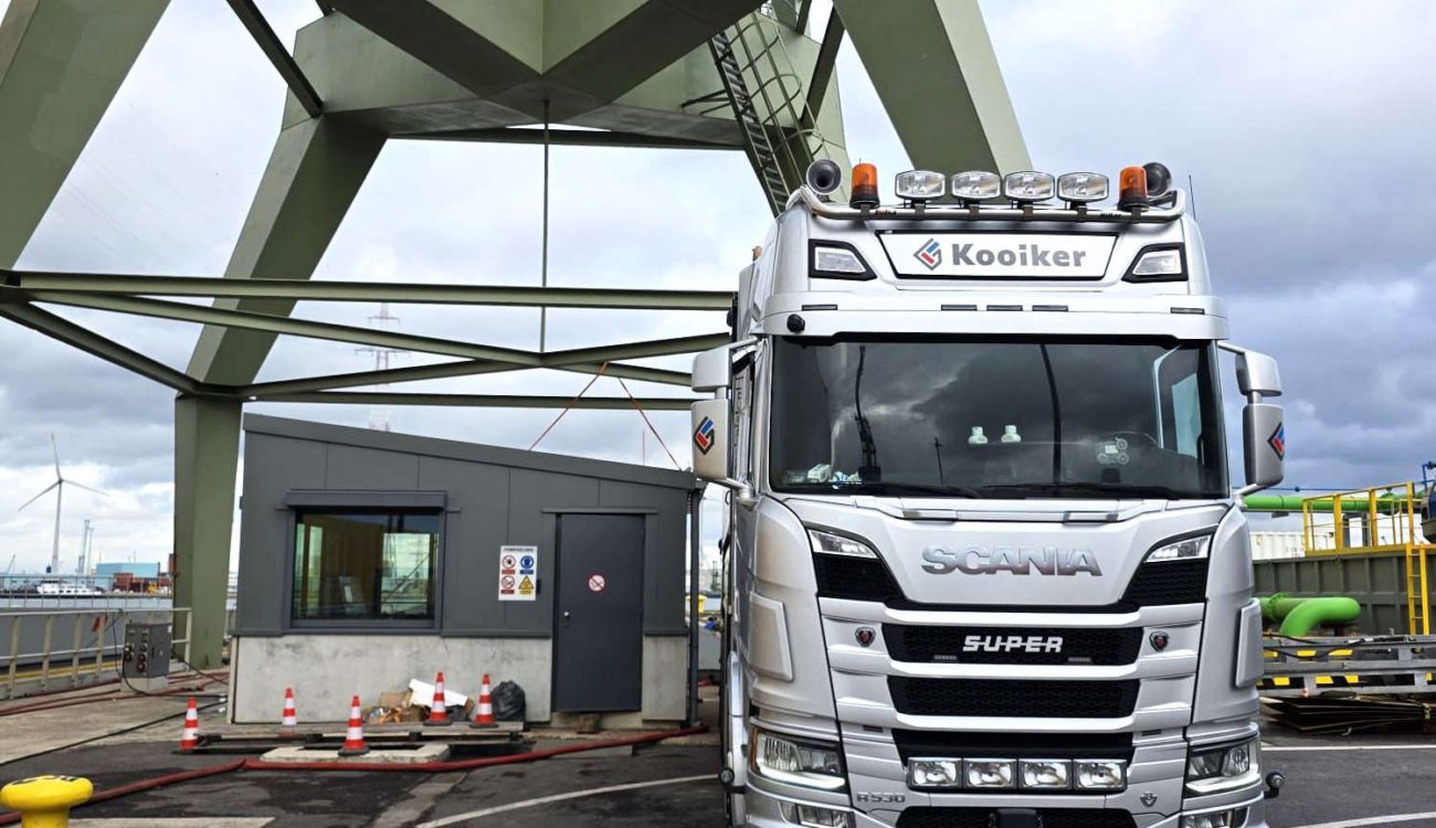 Leegzuigen van dok in haven Antwerpen