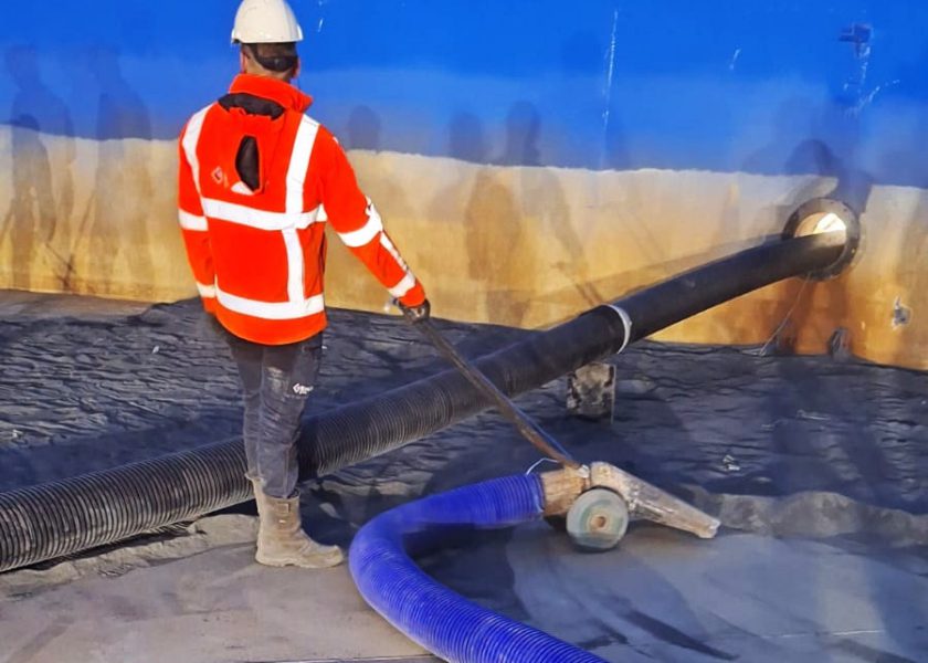 Opzuigen van gebruikt straalgrit