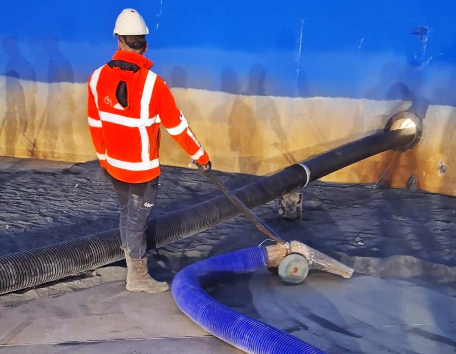 Opzuigen van gebruikt straalgrit