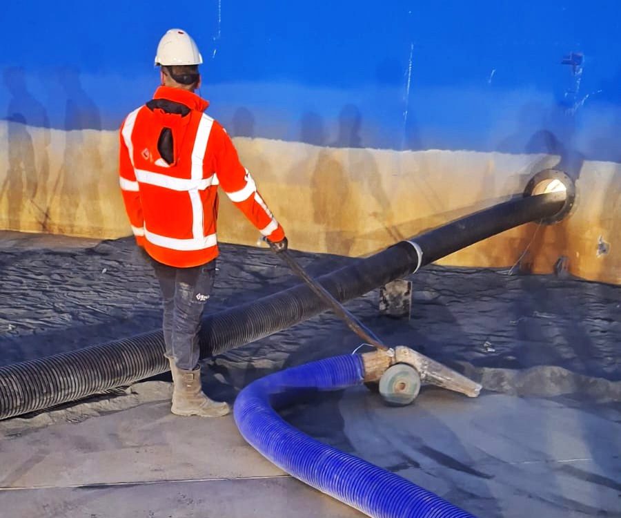 Opzuigen van gebruikt straalgrit