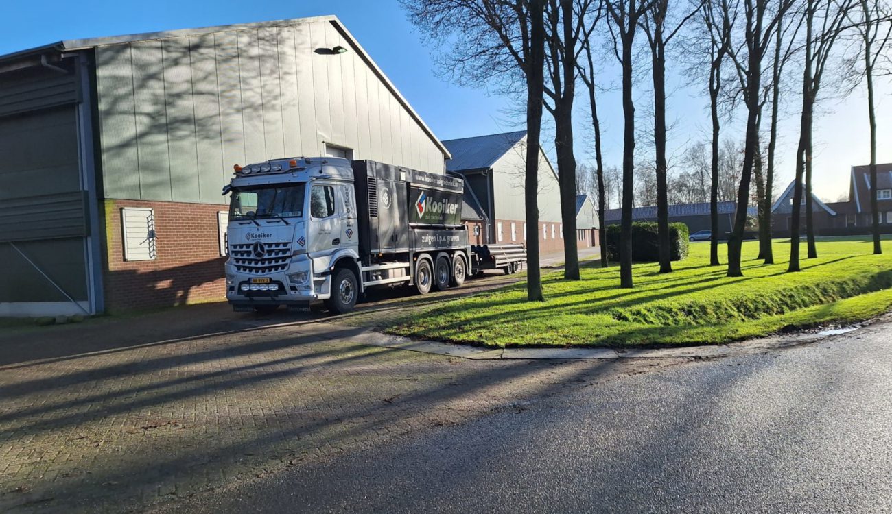Pluimveestal schoonzuigen Hengevelde