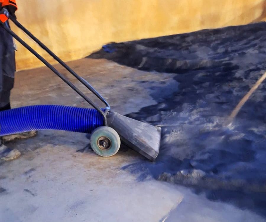 Straalzand opzuigen met speciale zuigmond