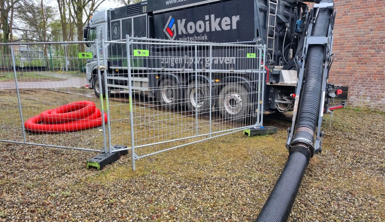 Zuigtechniek bij proefsleuven graven in Ede