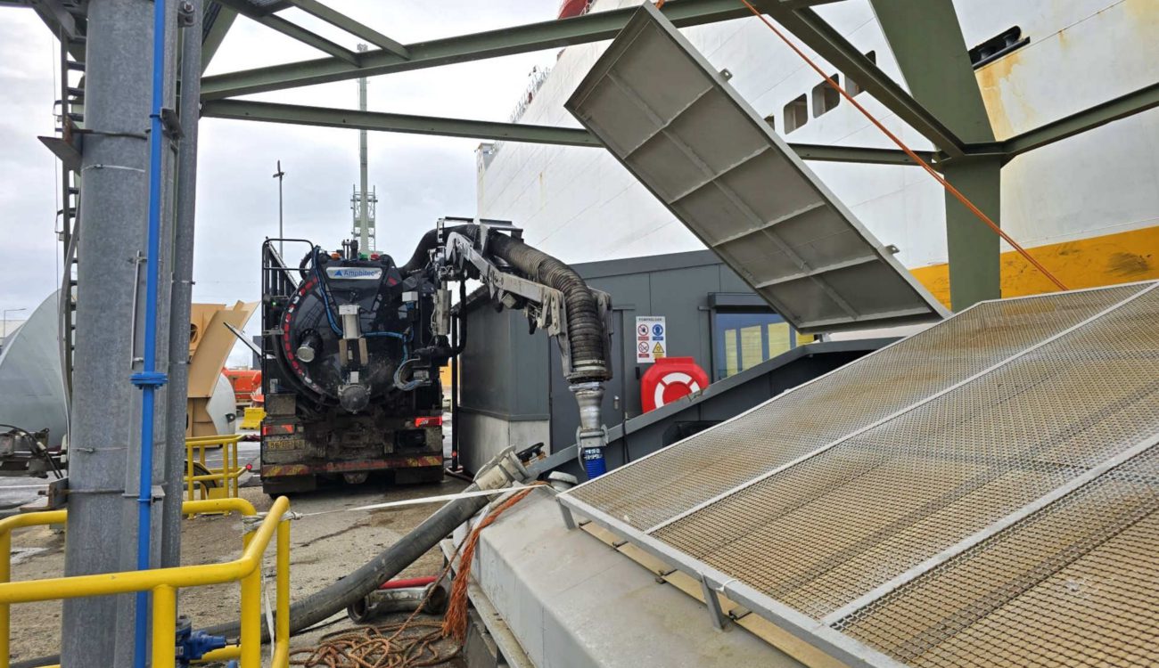 Zuigwagen bij dok in Antwerpen