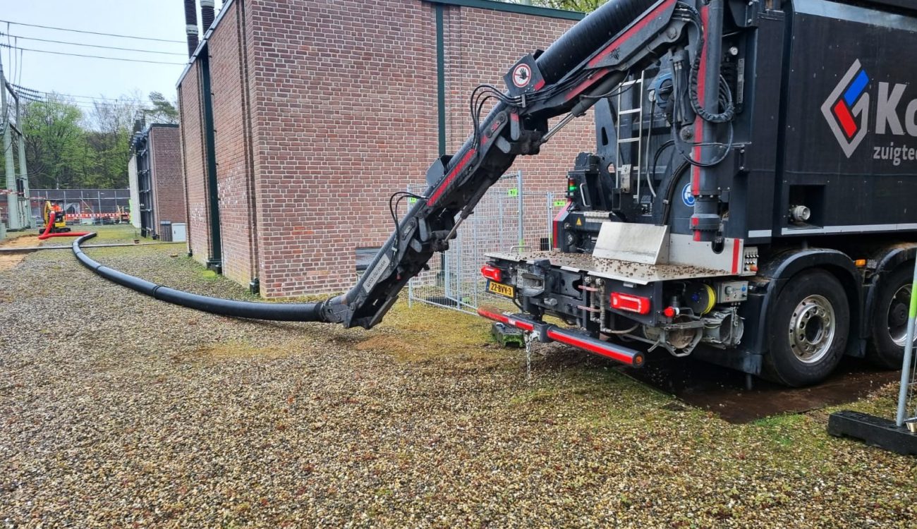 Zuigwagen op onderstation locatie Ede