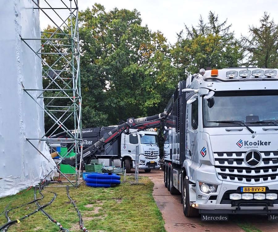 Zuigwagen voor verwijderen straalgrit