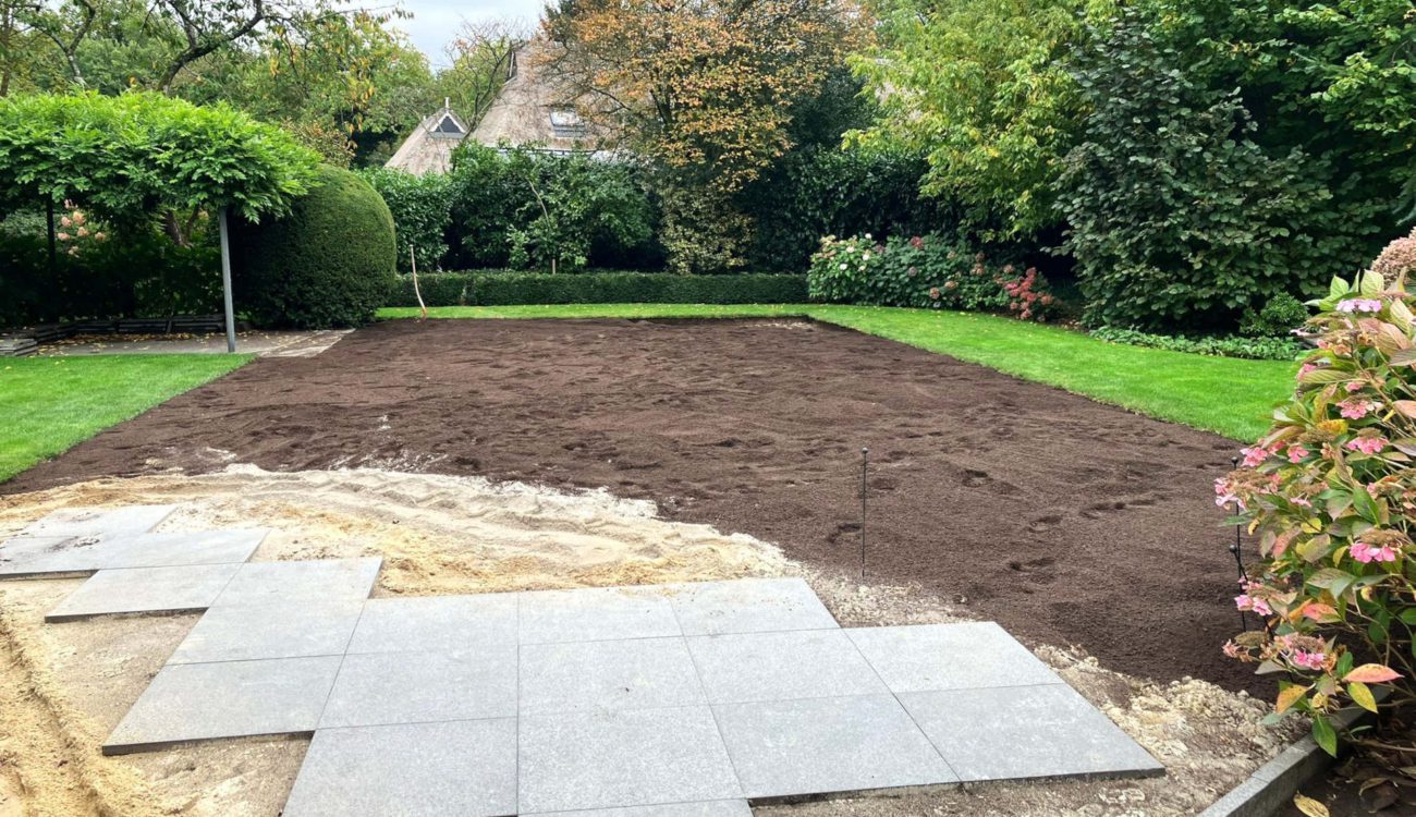 Zwembadlocatie gevuld met zand en substraat