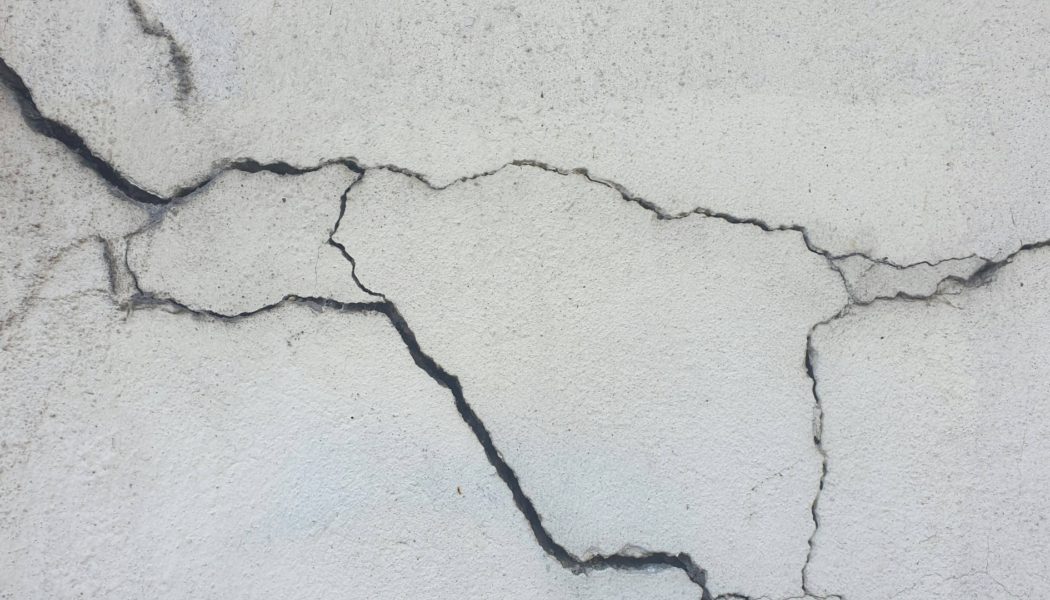 Scheuren in beton door verzakking