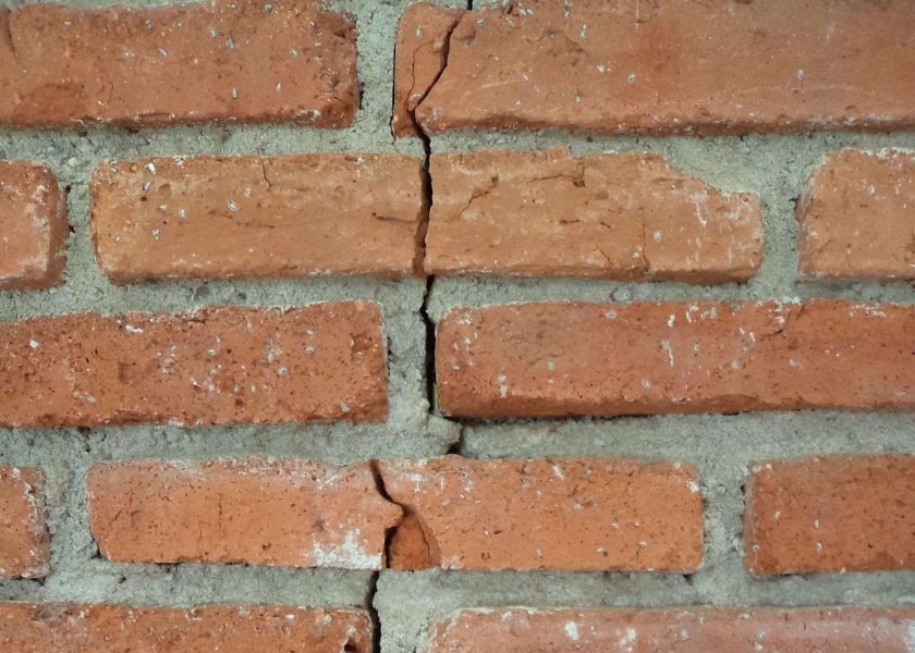 Scheuren in muren door bodemdaling